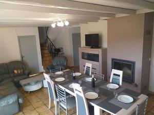 a living room with a table with chairs and a couch at Gite individuel au pays BASQUE à 1,5km de ST-Jean-Pied-de-port in Saint-Jean-Pied-de-Port