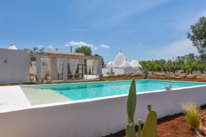 una villa con piscina in un resort di Trullo Cimì with Private Pool a Francavilla Fontana