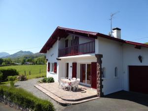 a white house with a table in front of it at Gite individuel au pays BASQUE à 1,5km de ST-Jean-Pied-de-port in Saint-Jean-Pied-de-Port