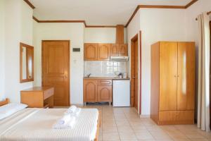 a room with two beds and a kitchen at Gravanis Studios in Platamonas