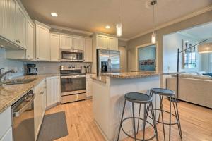 Φωτογραφία από το άλμπουμ του Grand Haven Condo Walk to Lake and Pool Access! σε Grand Haven