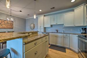 Φωτογραφία από το άλμπουμ του Grand Haven Condo Walk to Lake and Pool Access! σε Grand Haven
