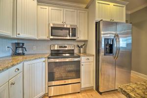 Φωτογραφία από το άλμπουμ του Grand Haven Condo Walk to Lake and Pool Access! σε Grand Haven +22 φωτογραφίες