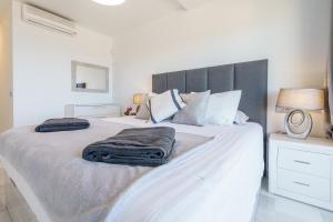Ein Bett oder Betten in einem Zimmer der Unterkunft MalagaSuite Casa Oceano