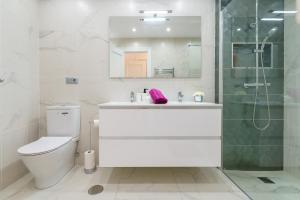 Ein Badezimmer in der Unterkunft MalagaSuite Casa Oceano