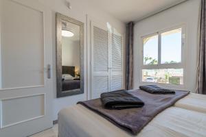 1 dormitorio con 1 cama con 2 toallas en MalagaSuite Casa Oceano en Mijas Costa