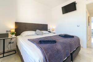 Ein Bett oder Betten in einem Zimmer der Unterkunft MalagaSuite Casa Oceano