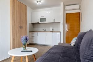 ein Wohnzimmer mit einem Sofa und einem Tisch in der Unterkunft Apartments Glorija in Neum