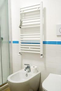Un baño con lavabo, inodoro y espejo. en DANLÚ, en Salerno
