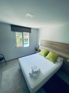 een slaapkamer met een bed met handdoeken erop bij Villamartin Hotel GHB in Orihuela-Costa