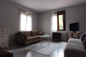 a living room with a couch and a table at Casa acogedora en Celorio in Llanes