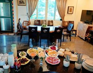 a table with plates of food on top of it at 楓林288 Maple 288 B&B in Jian +14 photos