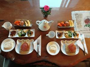 a wooden table with plates of food on it at 楓林288 Maple 288 B&B in Jian