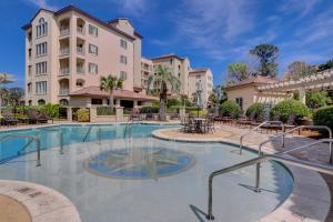 een groot zwembad met een gebouw op de achtergrond bij 307 Main Sail in Hilton Head Island