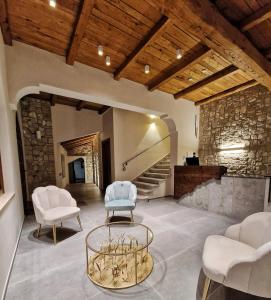 a living room with two chairs and a table at Resort Agriturismo Maliandi in San Rufo