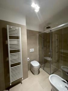 uma casa de banho com um WC, um chuveiro e um lavatório. em Sisila Locazione em Vittorio Veneto