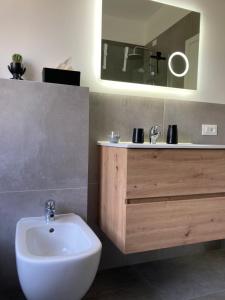 A bathroom at Outdooredo Garda Apartment