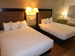 Postel nebo postele na pokoji v ubytování Red Roof Inn Houston - Jersey Village