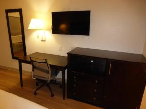 TV a/nebo společenská místnost v ubytování Red Roof Inn Houston - Jersey Village