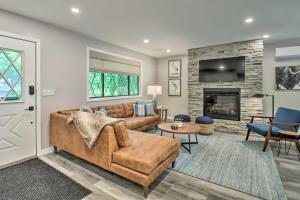 ein Wohnzimmer mit einem Sofa und einem Kamin in der Unterkunft Cozy Gouldsboro Home with Fire Pit in Big Bass Lake! in Gouldsboro