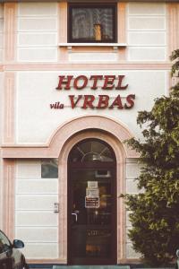 un panneau viridis à l'avant d'un bâtiment dans l'établissement Hotel Vila Vrbas, à Banja Luka