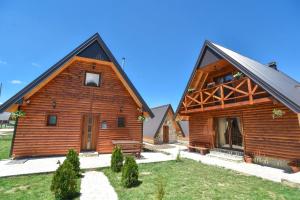 duży drewniany dom z czarnym dachem w obiekcie Big bear villas w mieście Žabljak