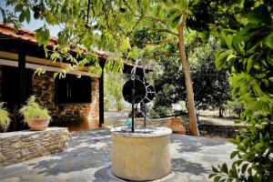 a fountain in the middle of a courtyard at Verde al Mare in Skala Kallirakhis