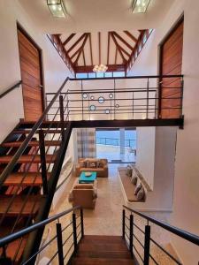 Habitación con escalera y sala de estar. en Yemaya Villa Curaçao Unique-Oceanfront-Private stairway to sea! en Willemstad