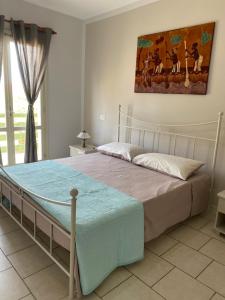 - une chambre avec un lit et une peinture murale dans l'établissement Sea view Ka Paola, Praia Cabral, Boa Vista, FREE WI-FI, à Sal Rei