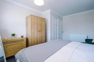 Łóżko lub łóżka w pokoju w obiekcie Cheerful 3 bedroom home with parking near Chester