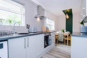 A kitchen or kitchenette at Cheerful 3 bedroom home with parking near Chester