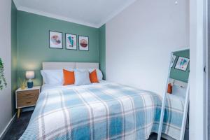 Łóżko lub łóżka w pokoju w obiekcie Cheerful 3 bedroom home with parking near Chester