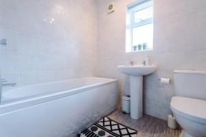 A bathroom at Cheerful 3 bedroom home with parking near Chester