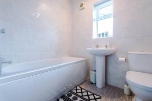 Ένα μπάνιο στο Cheerful 3 bedroom home with parking near Chester +44 φωτογραφίες