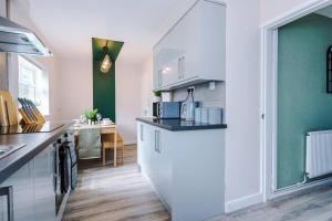 Η κουζίνα ή μικρή κουζίνα στο Cheerful 3 bedroom home with parking near Chester
