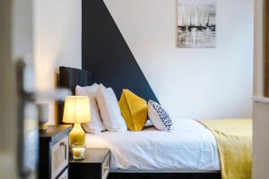Llit o llits en una habitació de Cheerful 3 bedroom home with parking near Chester