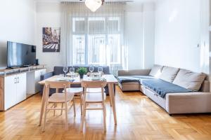 un soggiorno con divano e tavolo di Huge Apartment in the city center a Budapest