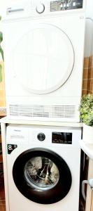 贝尔格莱德GENIUS STUDIO的厨房里配有白色的洗衣机和烘干机 更多7张照片