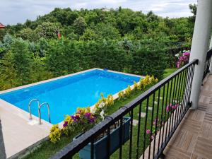 una piscina en un balcón con flores en HAYAL VİLLA en Sapanca