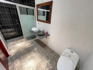 un baño con inodoro y lavabo en Hotel Vitorina Cholula, en Cholula