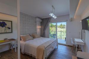 克里斯阿穆迪亚Olive Garden Villas and Apartments的一间卧室，配有一张床、一张书桌和一扇窗户