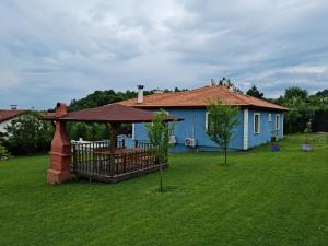 una casa azul con cenador en un patio en HAYAL VİLLA en Sapanca