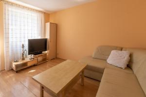 a living room with a couch and a flat screen tv at roomspoznan pl - Rybaki 15 - 24h self check-in in Poznań