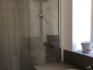 La salle de bains est pourvue d'une douche avec une porte en verre. dans l'établissement Maison Locmaria, 3 pièces, 4 personnes - FR-1-418-91, à Locmaria