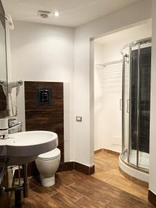 W łazience znajduje się toaleta, umywalka i prysznic. w obiekcie Nuraghe Apartments w mieście Teulada