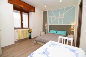 Dormitorio pequeño con cama y mesa en Artemide B&B en Pianillo