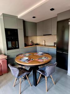 Kuchyňa alebo kuchynka v ubytovaní Apartament Luxusowe Karkonosze