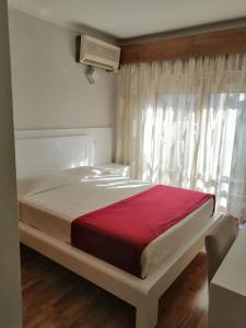 una camera da letto con un grande letto con una coperta rossa di Hotel Classis a Bragança