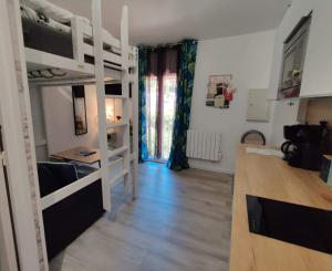 een kamer met twee stapelbedden en een bureau bij Studio Boulouris Panorama in Saint-Raphaël