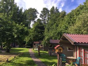 um quintal com uma casa e um parque infantil em Poilsio nameliai Jūros 67 em Šventoji